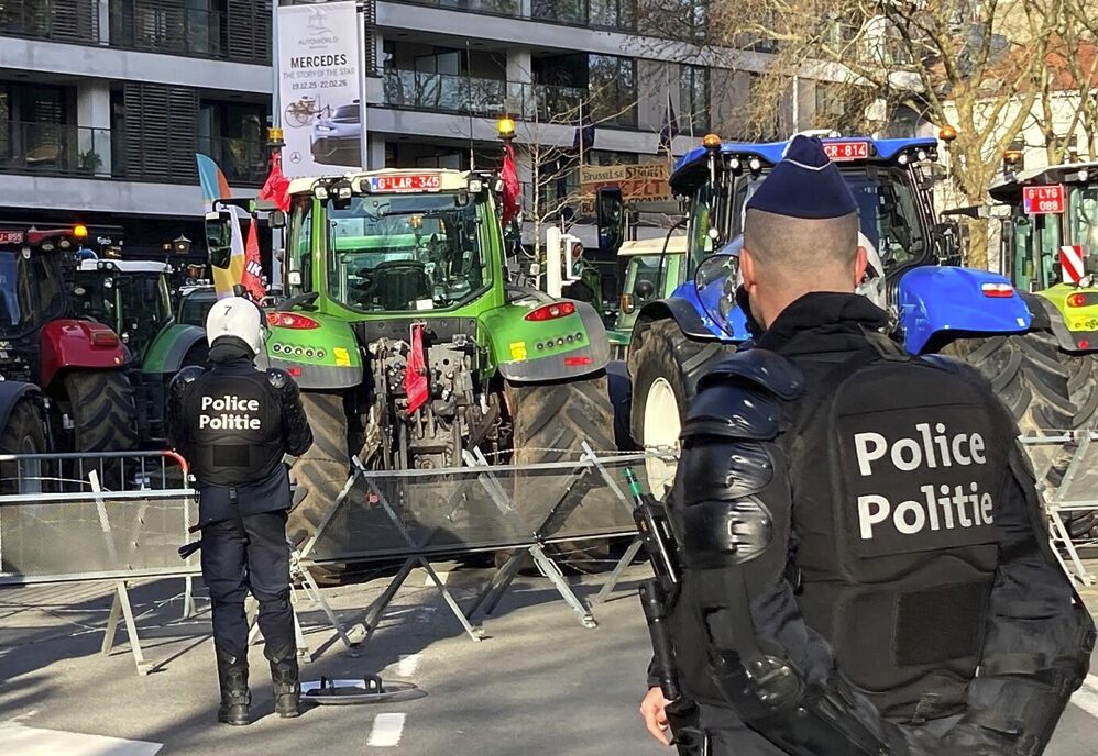 Bauernprotest vor EU-Gipfel: Bauern haben sich mit Traktoren in der Nähe der EU-Gebäude versammelt, wo das Gipfeltreffen der Staats- und Regierungschefs der Europäischen Union stattfindet. Sie protestieren gegen den geplanten Mercosur-Deal. Polizei ist vor Ort. Foto: picture alliance / dts-Agentur | -