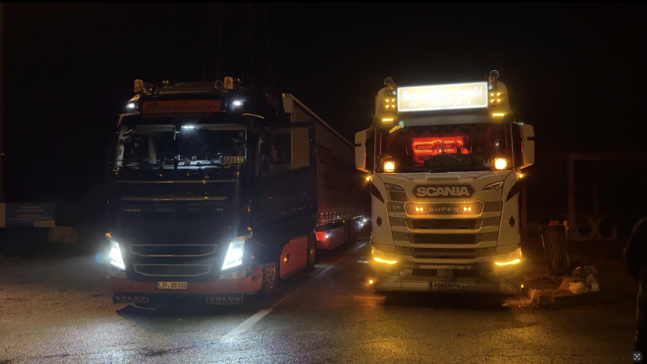 Zwei LKW auf einem Rasthof in Frankreich. (Themenbild)