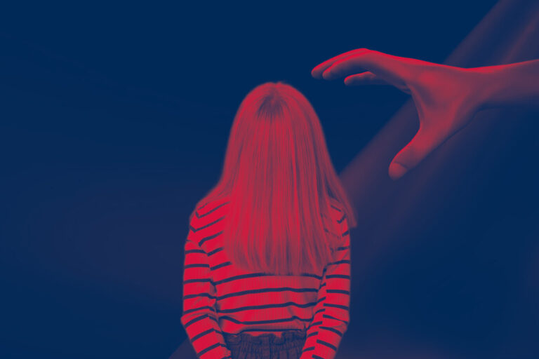 Eine Hand greift nach einem Kind (Symbolbild): Gemeingefährlicher Mann läuft frei herum. Doch die Justiz versagt.