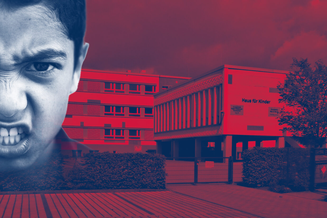 Das Foto zeigt einen aggressiven Schüler vor dem Hintergrund der Regine-Hildebrandt-Grundschule in Cottbus