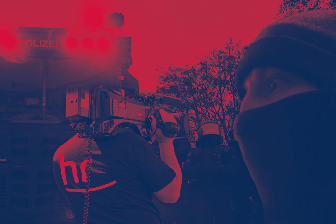 Beschimpfungen, Schläge und Flaschenwürfe: Für viele Reporter endete der Einsatz in Gießen mit einem Schock. Foto: Grafiker/JF; verw. Bilder: picture alliance / NurPhoto | Tonny Linke / Der Objektivist / Youtube