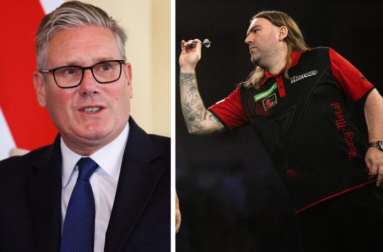 Zielscheibe der Darts-Fans und von Spieler Ryan Searle: Großbritanniens Premierminister Keir Starmer (links)