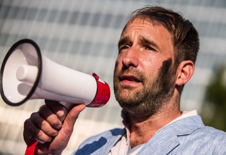 Philipp Ruch, der Leiter des Zentrums für Politische Schönheit, musste sich heute wegen Urkundenfälschung vor Gericht verantworten. Es ging um eine Anti-AfD-Aktion.