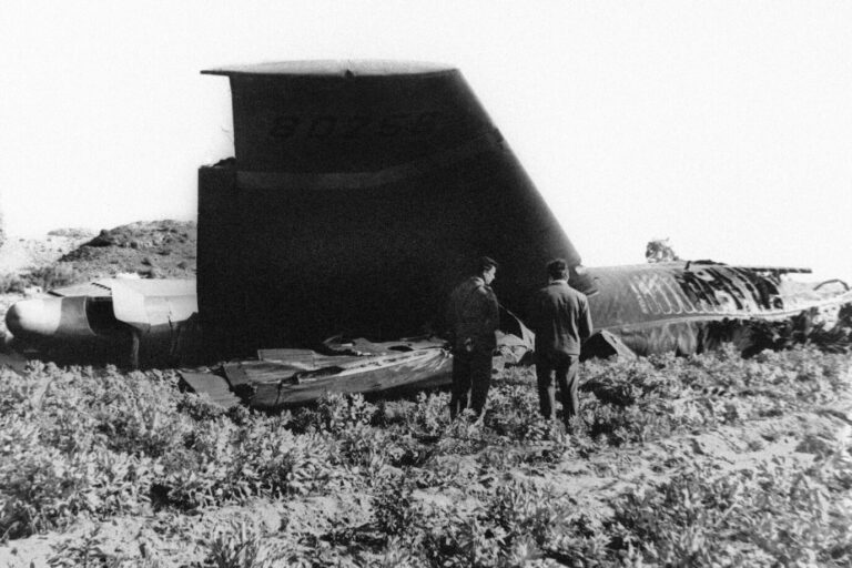 Teile des B52-Bombers, der mit Atombomben über Spanien abstürzte, liegt auf einem Feld.