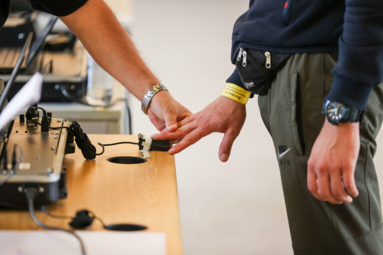 So stellt man etwa von kriminellen Marokkanern die Mehrfachidentität fest: Einer Person wird von Polizeibeamten der Fingerabdruck genommen (Symbolbild).
