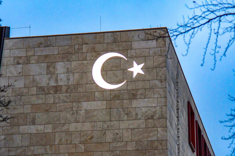 Türkische Botschaft in Berlin. Halbmond und fuenfzackiger Stern zieren die Fassade. Halbmond und Stern sind klassische Symbole des Islam. Foto : Winfried Rothermel