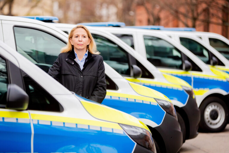 Personalmangel wegen Deutsch-Problemen: Berlins Polizeipräsidentin Barbara Slowik vor leeren Polizeiautos.