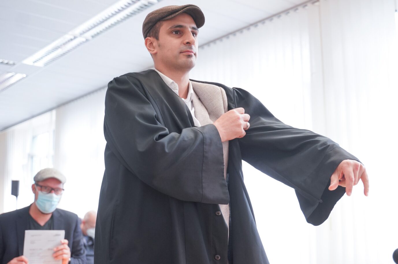 Der Neuköllner Linken-Bürgermeisterkandidat Ahmed Abed als BDS-Anwalt vor Gericht.