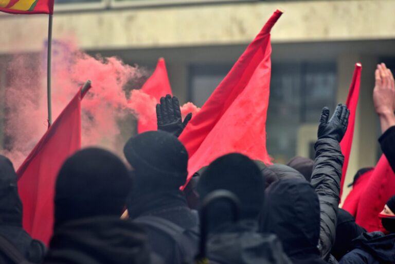 Mehrere schwarz gekleidete, vermummte Demonstranten halten rote Fahnen und zünden Rauch. Symbolbild für linksextreme Gewalt bei politischen Auseinandersetzungen in Deutschland. Linksextreme Demonstranten am 1. Mai 2022 in Frankfurt am Main: Die Zahl der Angriffe auf Rechte ist 2025 stark gestiegen. Foto: picture alliance / Daniel Kubirski | Daniel Kubirski