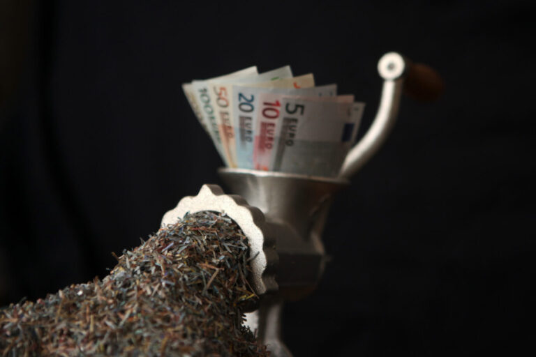 Euro-Banknoten im Fleischwolf. Die Mitgliedstaaten sollen einen historischen Haushalt finanzieren.