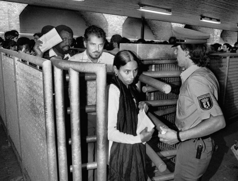 Asylkrise: Asylbewerber drängen 1985 in Berlin auf Einlaß.