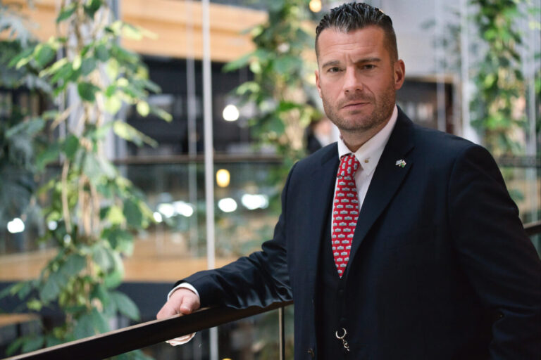 Das Bild zeigt den Journalisten David Bendels.