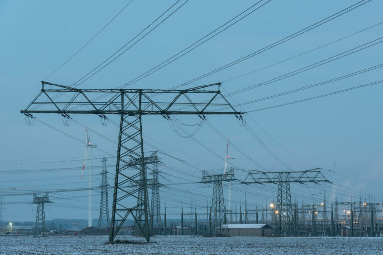 Ein Umspannwerk im Winter (Symbolbild): Mit dem Anschlag auf das Stromnetz in Erkrath wollten die bekennenden Täter ein Gewerbegebiet lahmlegen. (Themenbild)