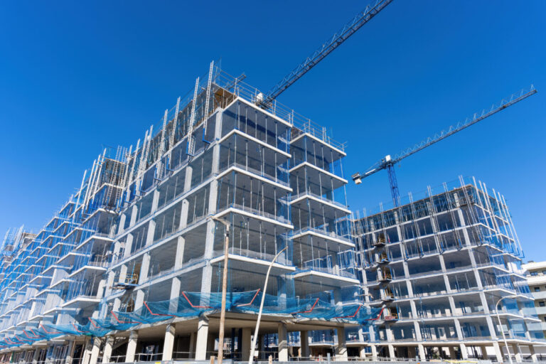 Baustelle für neue Wohngebäude in Barcelona: In der spanischen Region Katalonien wurde kurzzeitiges Vermieten verboten. (Themenbild)