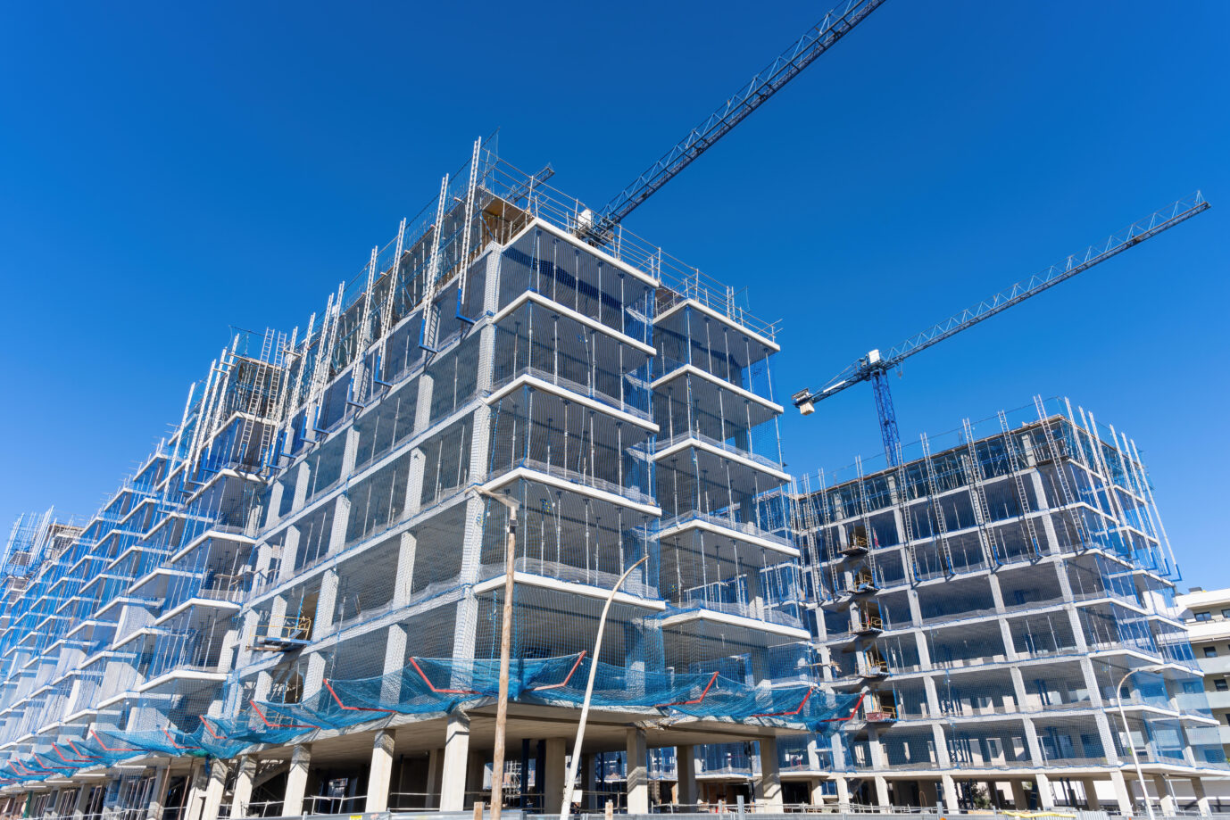 Baustelle für neue Wohngebäude in Barcelona: In der spanischen Region Katalonien wurde kurzzeitiges Vermieten verboten. (Themenbild)