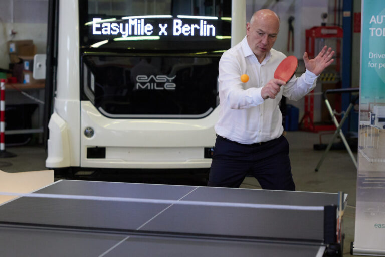 Kai Wegner (CDU), Regierender Bürgermeister, spielt beim Besuch des Technologie-Unternehmens EasyMile Tischtennis. Easymile hat seinen Standort auf der Urban Tech Republic, dem ehemaligen Flughafen in Tegel. Easymile ist der führende Hersteller von autonom fahrenden Shuttle-Bussen. Die linksterroristische „Vulkangruppe“ macht sich über ihn lustig.