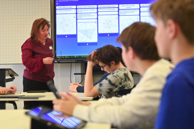 Blick ins Klassenzimmer: Mathematikunterricht am Gymnasium: Schule muß sich auf das Wesentliche konzentrieren, um Fachkräftemangel vorzubeugen.