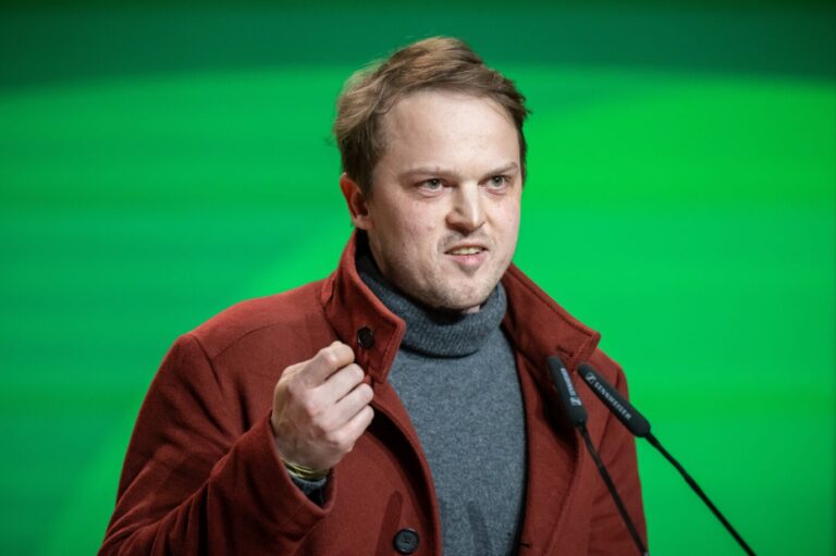 Rudert nach der Abstimmung zum Mercosur-Abkommen zurück: Der Vorsitzende der deutschen Grünen-Abgeordneten im Europaparlament, Erik Marquardt. Foto: picture alliance/dpa | Michael Kappeler