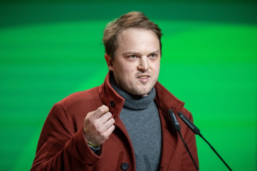 Rudert nach der Abstimmung zum Mercosur-Abkommen zurück: Der Vorsitzende der deutschen Grünen-Abgeordneten im Europaparlament, Erik Marquardt. Foto: picture alliance/dpa | Michael Kappeler