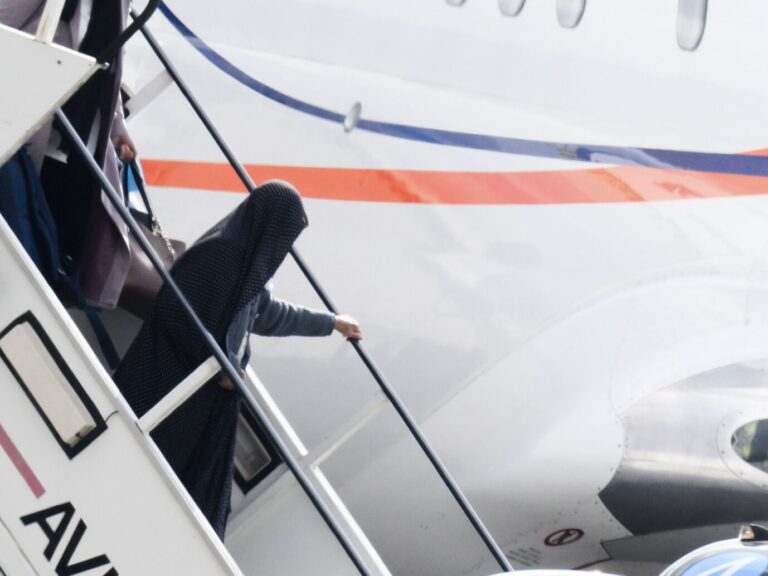 Afghanen steigen über eine mobile Treppe aus einem Charterflugzeug aus, die Maschine ist im Hintergrund zu sehen. Charterflug aus Islamabad mit Afghanen an Bord bei der Ankunft in Hannover im Rahmen des Ortskräfteverfahrens. Eine Afghanin verläßt in Deutschland einen Charterflug: Beim Ortskräfteverfahren werden Zahlen nachträglich nach oben korrigiert. Foto: picture alliance/dpa | Julian Stratenschulte