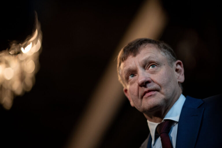 Kay Gottschalk steht im dunklen Innenraum im Anzug und blickt nach oben. Der AfD-Bundesvorstandsvize äußerte sich zu Reparationsforderungen an Polen, zur Sprengung von Nord Stream und zur Frage einer atomaren Bewaffnung Deutschlands. Kay Gottschalk bei einer Veranstaltung: Der AfD-Bundesvorstandsvize sorgt mit Forderungen zu Reparationen und Atomwaffen für Debatten. Foto: picture alliance/dpa | Fabian Strauch