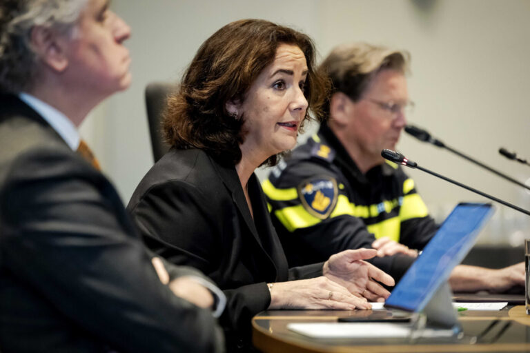 Amsterdams Bürgermeisterin Femke Halsema (m.): Wußte seit Jahren über die Probleme im Wohnheim. (Themenbild)