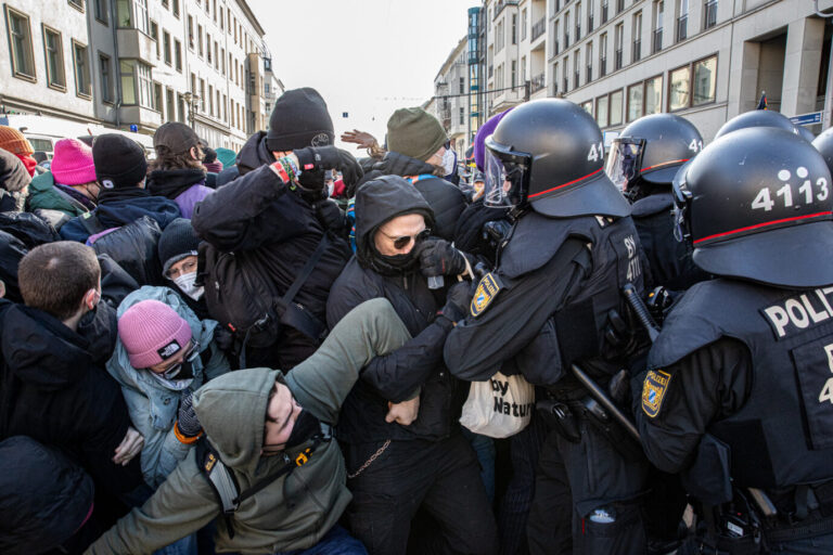 Linksextreme Gewalt bei einer Antifa-Demo in Berlin.