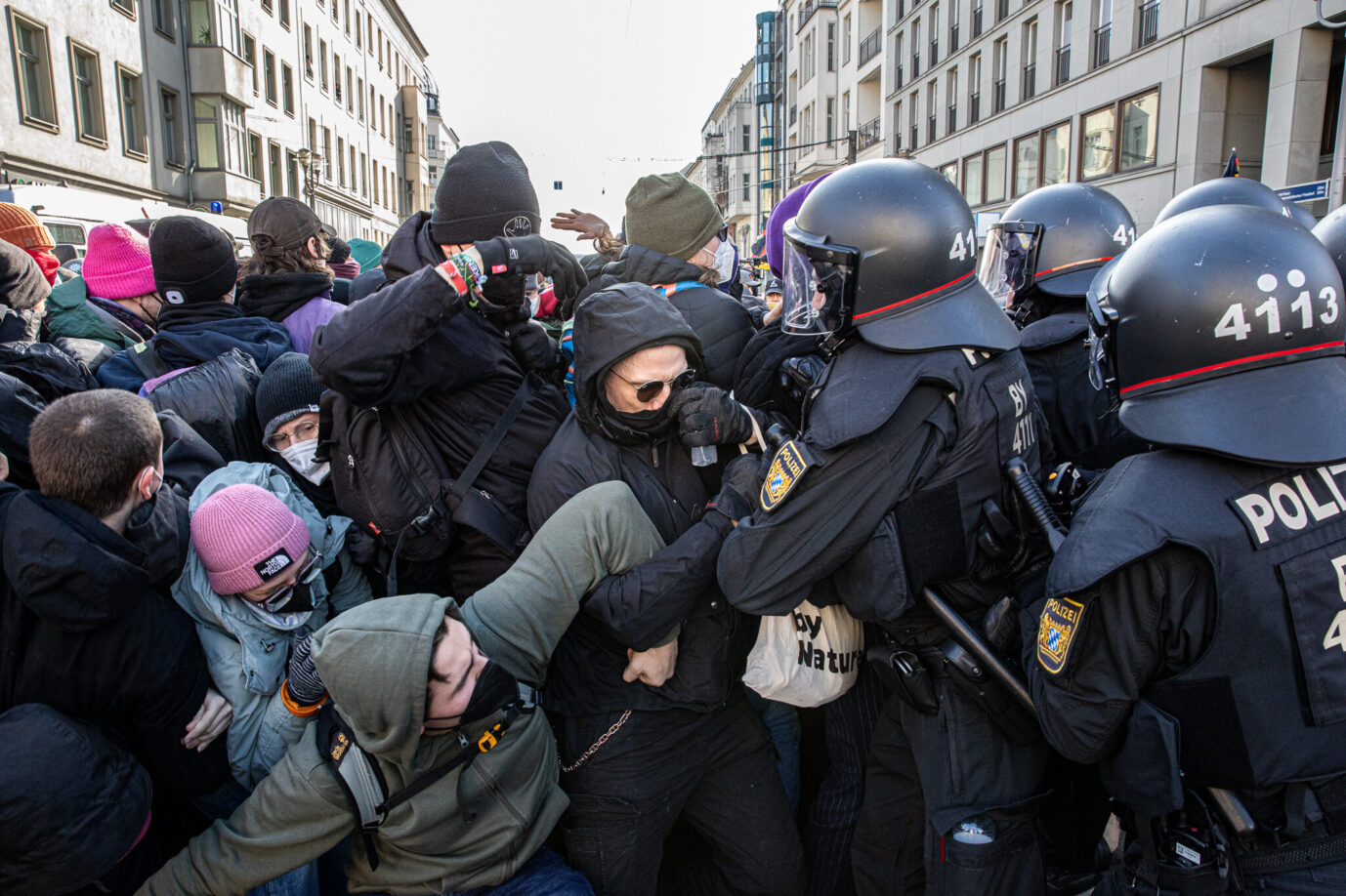 Linksextreme Gewalt bei einer Antifa-Demo in Berlin.
