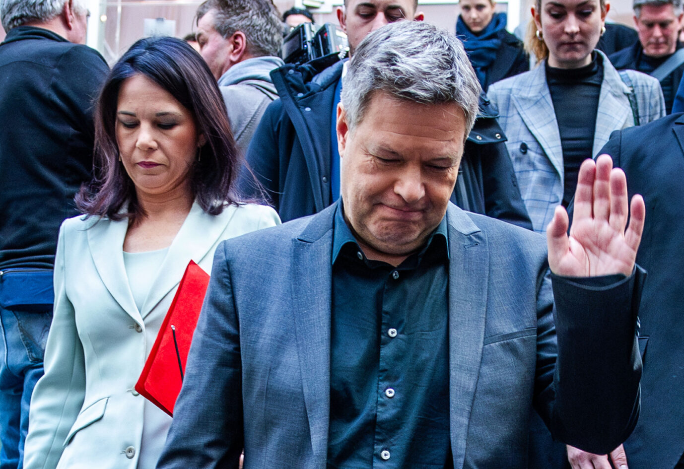 Zwei Politiker gehen nebeneinander durch einen Gang, umgeben von Mitarbeitern und Pressevertretern; Aufnahme im Zusammenhang mit der nachträglichen Streichung eines satirischen Gedichts aus dem Mitarbeitermagazin des Auswärtigen Amtes. Robert Habeck (r, Bündnis 90/Die Grünen), Bundesminister für Wirtschaft und Klimaschutz und Kanzlerkandidat, und Annalena Baerbock (Bündnis 90/Die Grünen), Außenministerin, verlassen das Haus der Bundespressekonferenz nach einer Pressekonferenz. Am Vortag fand die vorgezogene Wahl zum 21. Deutschen Bundestag statt. Annalena Baerbock und Robert Habeck: Ein satirisches Gedicht über die beiden wurde aus dem Mitarbeitermagazin des Auswärtigen Amtes entfernt. Foto: picture alliance/dpa | Jens Büttner