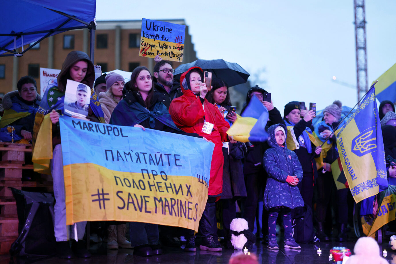 Mehrere Menschen stehen bei einer pro-ukrainischen Kundgebung im Freien, sie halten ukrainische Fahnen und Transparente. Die Aufnahme entstand am 24. Februar 2025 in Köln anläßlich des dritten Jahrestages des russischen Angriffs auf die Ukraine und zeigt eine Veranstaltung des Vereins Blau-Gelbes Kreuz. Pro-ukrainische Kundgebung in Köln: Auch nicht-ukrainische Staatsangehörige kamen über Ukraine-Sonderregelungen nach Deutschland. Foto: picture alliance / Panama Pictures | Christoph Hardt