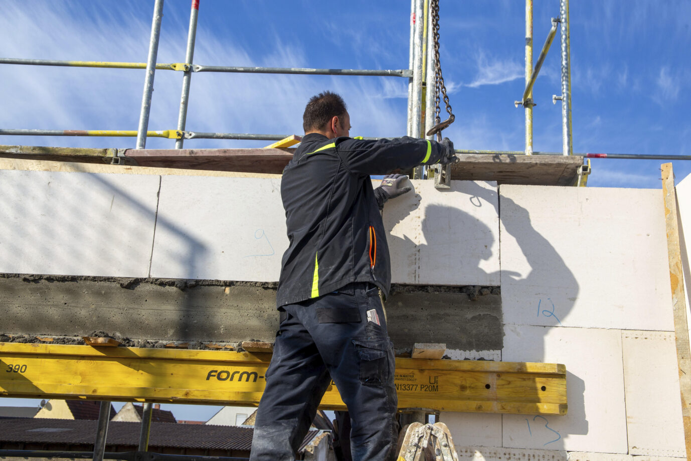 Ein Maurer auf der Baustelle: Müssen die Deutschen wirklich mehr arbeiten?