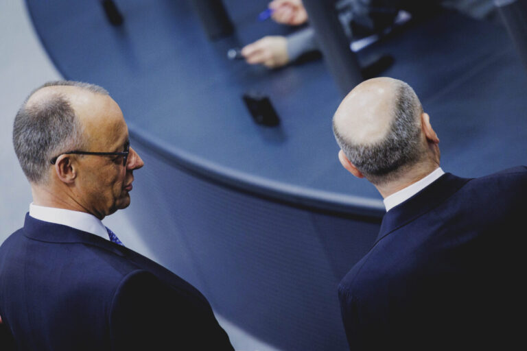 Bundeskanzler Friedrich Merz und sein Amtsvorgänger Olaf Scholz