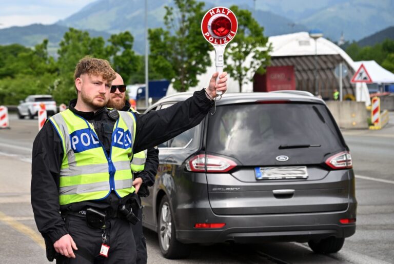 Die Bundespolizei, wie hier am Grenzübergang bayerischen Kiefersfelden, hat die Kontrollen verschärft.