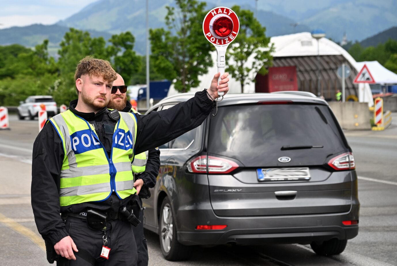 Die Bundespolizei, wie hier am Grenzübergang bayerischen Kiefersfelden, hat die Kontrollen verschärft.