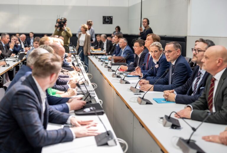 Alice Weidel (Mitte r), AfD-Fraktionsvorsitzende, spricht zwischen Bernd Baumann (dahinter), Erster Parlamentarischer Geschäftsführer der AfD, und Tino Chrupalla, Co-Fraktionschef, vor Beginn der Probe-Sitzung der AfD-Bundestagsfraktion im ehemaligen Saal der FDP auf der Fraktionsebene im Bundestag.