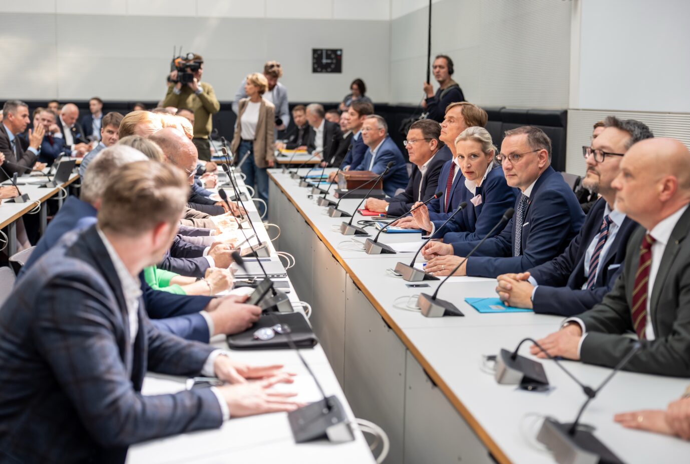 Alice Weidel (Mitte r), AfD-Fraktionsvorsitzende, spricht zwischen Bernd Baumann (dahinter), Erster Parlamentarischer Geschäftsführer der AfD, und Tino Chrupalla, Co-Fraktionschef, vor Beginn der Probe-Sitzung der AfD-Bundestagsfraktion im ehemaligen Saal der FDP auf der Fraktionsebene im Bundestag.