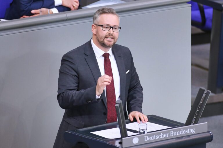 Berlin, Deutschland: Deutscher Bundestag: 4. Bundestagssitzung: Sebastian Münzenmaier, AfD