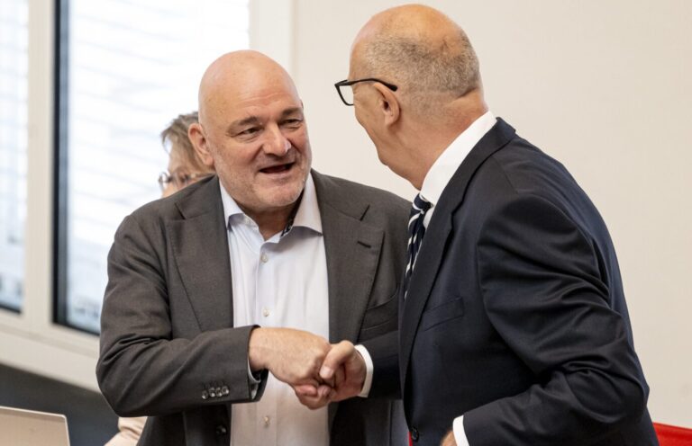 Handschlag auf einen einmaligen Vorgang: Brandenburgs Ministerpräsident Dietmar Woidke und sein Vize Robert Crumbach (bisher BSW) bilden eine neue, vom Wähler nicht legitimierte Regierung.