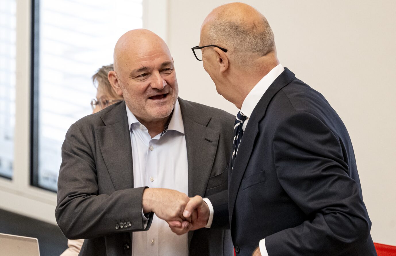 Handschlag auf einen einmaligen Vorgang: Brandenburgs Ministerpräsident Dietmar Woidke und sein Vize Robert Crumbach (bisher BSW) bilden eine neue, vom Wähler nicht legitimierte Regierung.