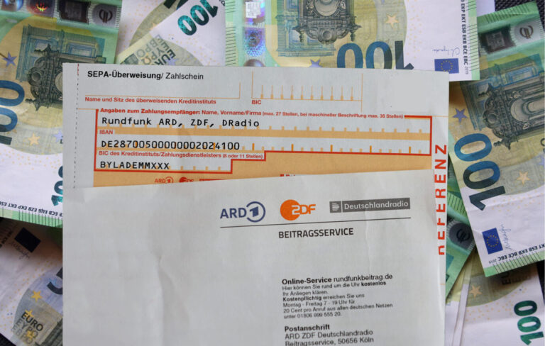 Beitragsservice mit einem Gebührenbescheid und Überweisungsträger (Symbolbild): Öffentlich-Rechtliche von ARD, ZDF und Deutschlandradio nehmen mehr als zehn Milliarden Euro ein.