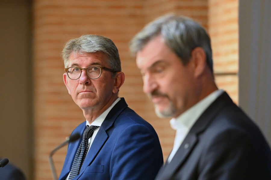 v.li:Wolfram Weimer (Staatsminister fuer Kultur und Medien).Markus SOEDER (Ministerpraesident Bayern und CSU Vorsitzender). Bayerischer Filmgipfel der Bayerischen Staatsregierung / Pressekonferenz am 27.06.2025. ?