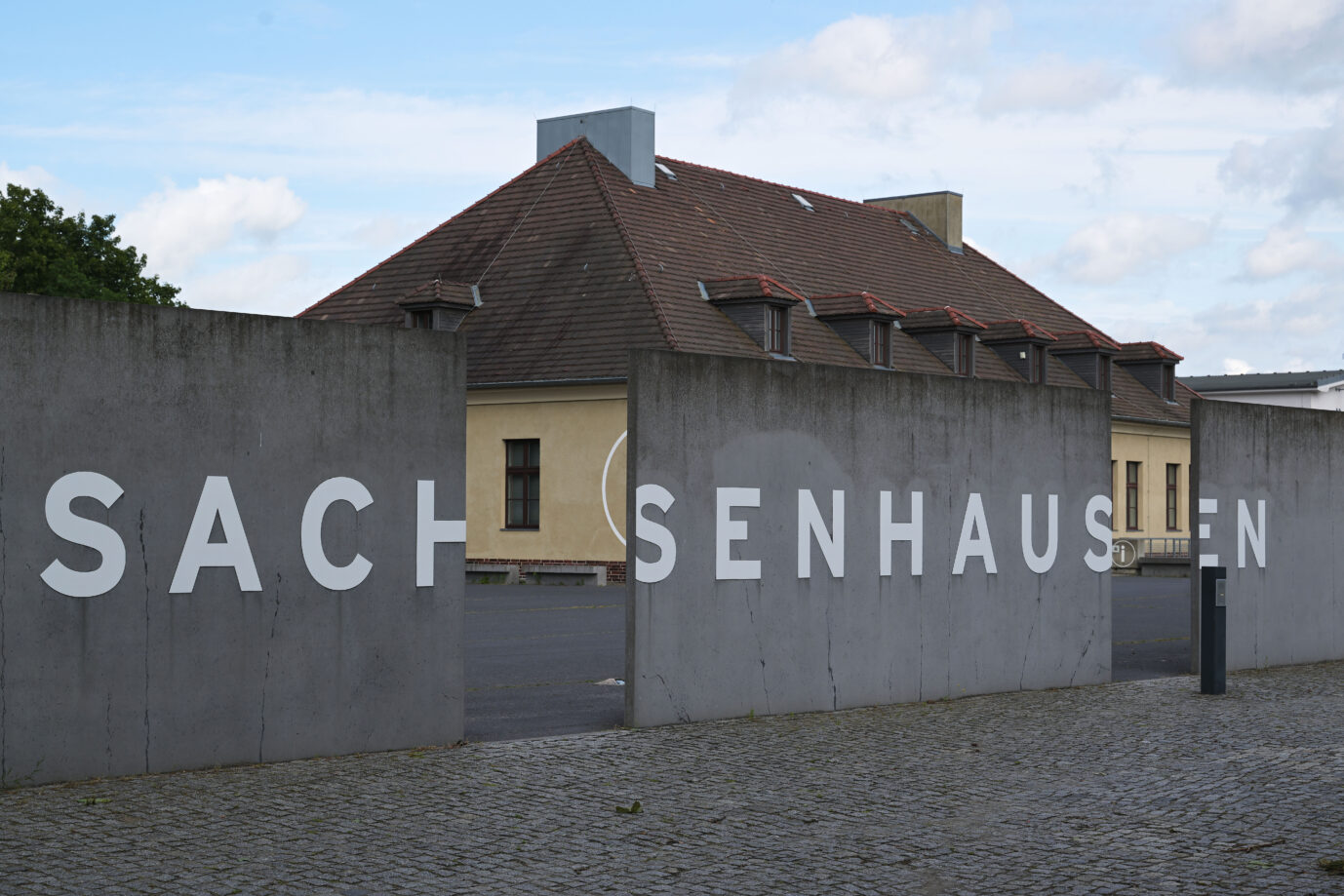 Die Gedenkstätte Sachsenhausen: Mitarbeiter nach Anklage wegen mutmaßlich linksextremer Gewalttat freigestellt. Foto: picture alliance/dpa | Michael Bahlo
