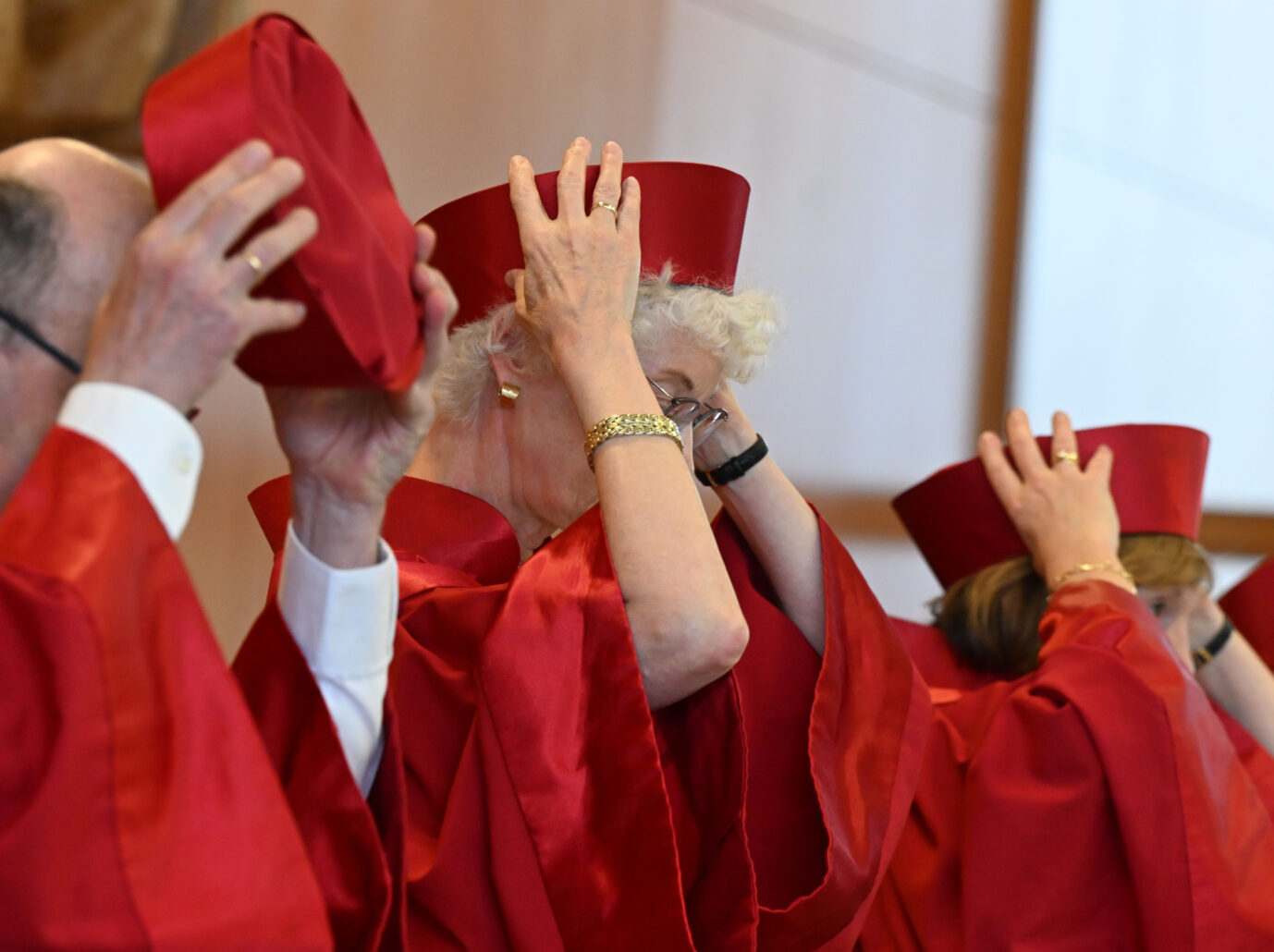 Der Zweite Senat des Bundesverfassungsgerichts, (l-r), Ulrich Maidowski, Doris König (Vizepräsidentin), Christine Langenfeld, verkündet das Urteil zu US-Drohneneinsätzen via Ramstein. Die Grünen klagen aktuell gegen die Bundesregierung.