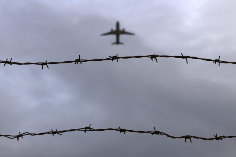 Ein Flugzeug hebt in einen grau bewölkten Himmel ab – Symbolbild für die Abschiebungen, deren Zahl sich im Saarland erhöht hat