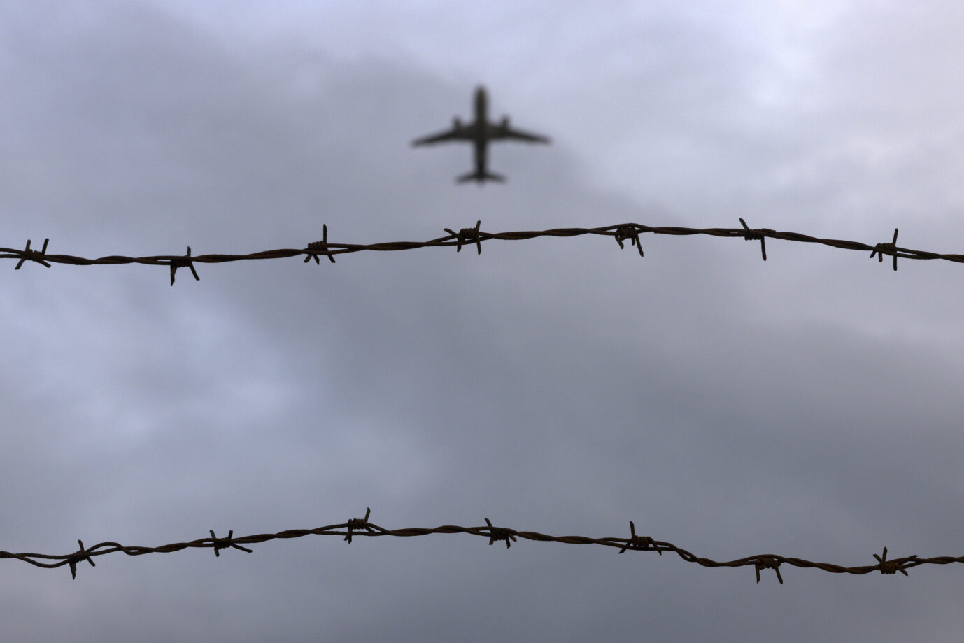 Ein Flugzeug hebt in einen grau bewölkten Himmel ab – Symbolbild für die Abschiebungen, deren Zahl sich im Saarland erhöht hat