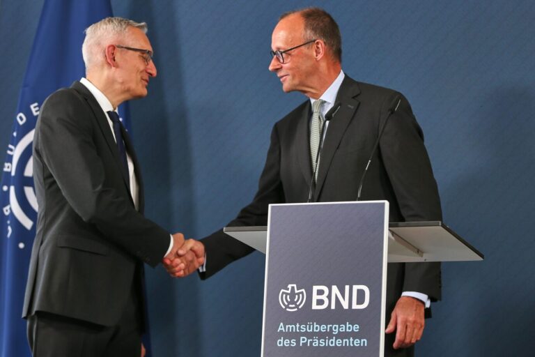 Der Präsident des BND, Martin Jäger (l.) hier bei der Amtsübergabe mit Bundeskanzler Friedrich Merz (CDU). Foto: picture alliance / dts-Agentur | -