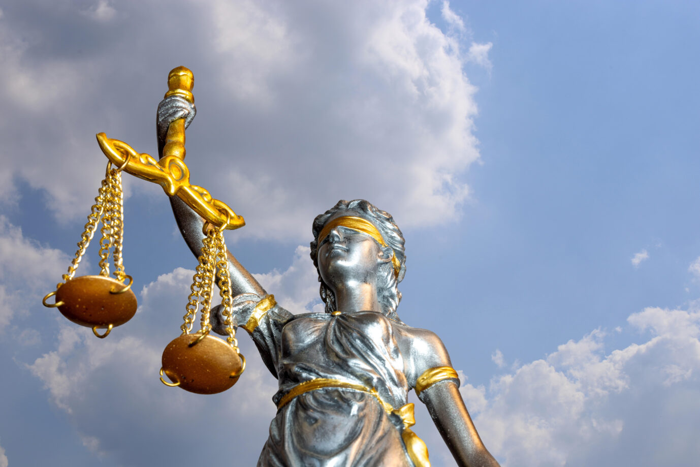 Eine goldene Justitia hält eine Waage – Symbolbild für Alexander Wallasch