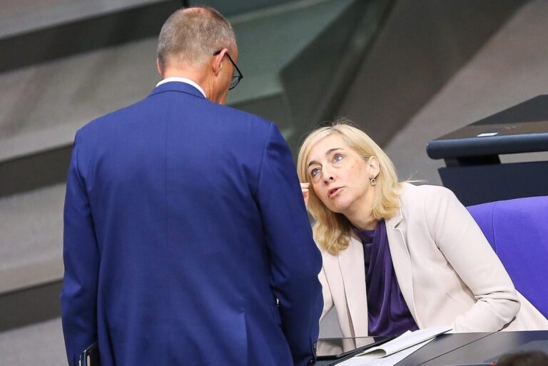 Vorwürfe von einer Krankenkasse: Kanzler Friedrich Merz und Gesundheitsministerin Nina Warken (beide CDU).