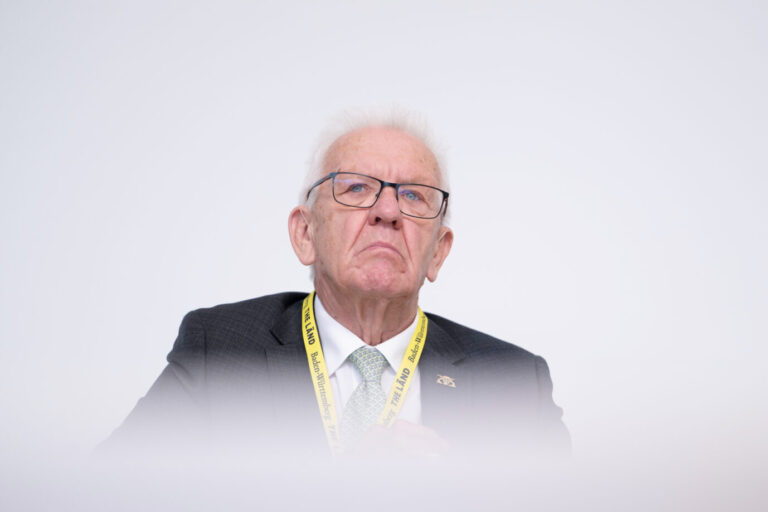 Ministerpräsident Winfried Kretschmann sitzt vor hellem Hintergrund, trägt Anzug, Krawatte und Brille. Der grüne Regierungschef steht seit 2011 an der Spitze der Landesregierung Baden-Württemberg, deren Staatsministerium zwischen 2022 und 2025 hohe Summen an Journalisten zahlte. Winfried Kretschmann bei einer Veranstaltung der Landesregierung: Das Staatsministerium war der größte Auftraggeber für journalistische Leistungen. Foto: picture alliance/dpa | Marijan Murat