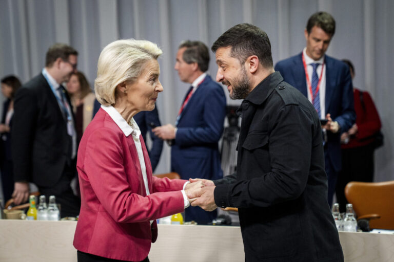 Das Bild zeigt die EU-Kommissionspräsidentin Ursula von der Leyen und den ukrainischen Präsidenten Wolodymyr Selenskyj.